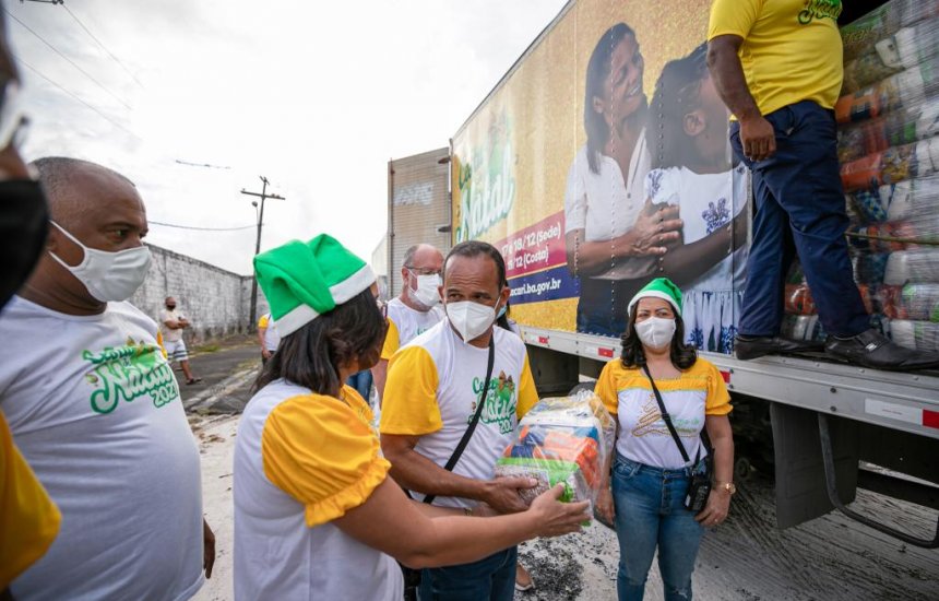 Saída dos caminhões da Cesta de Natal é acompanhada pelo prefeito Elinaldo  | Camaçari Notícias