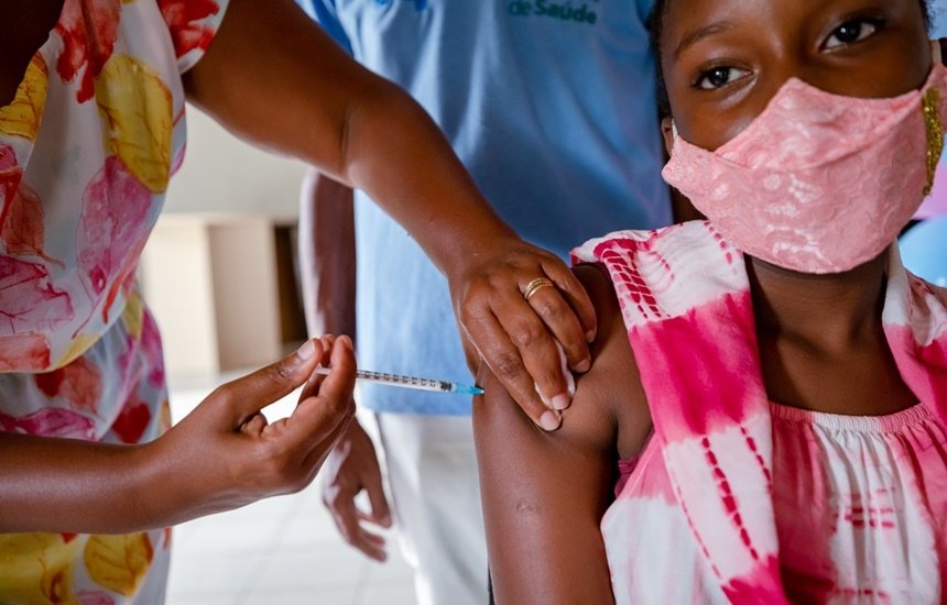 [Baixa adesão da vacinação infantil contra Covid-19 em Camaçari faz Sesau ampliar faixa etária]