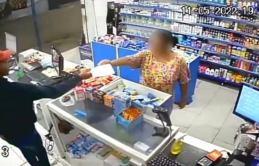 [Salvador: mulher entra em farmácia assaltada e, sem perceber, entrega receita a criminoso; vídeo]
