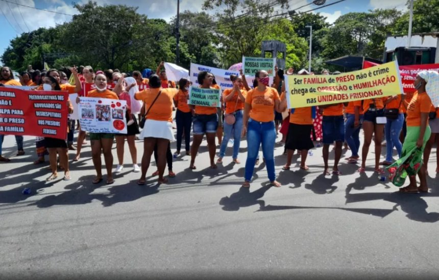 [Familiares de detentos protestam em frente ao presídio de Salvador após suspensão de visitas]
